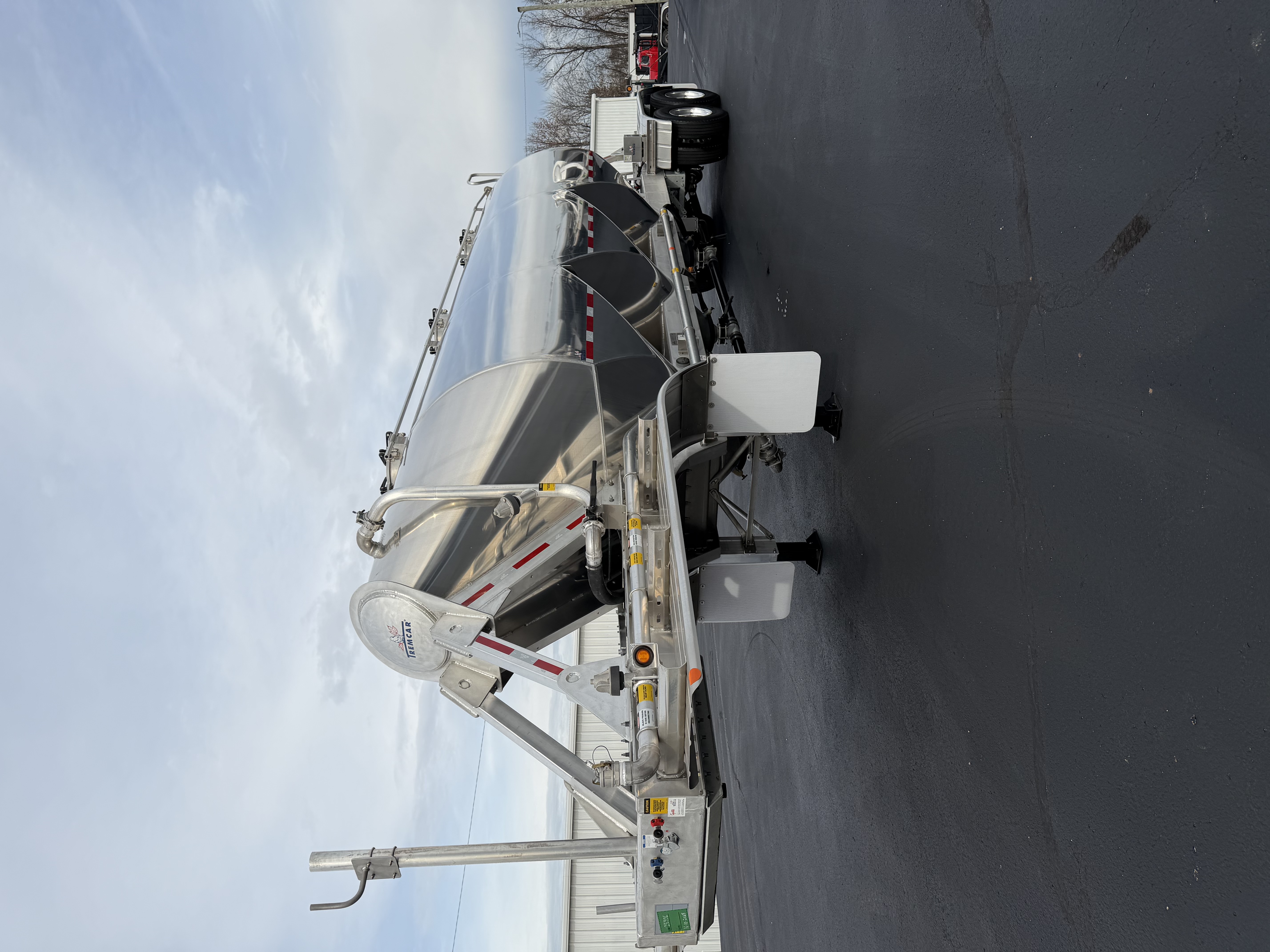 Tremcar 1000 Cube Pneumatic Trailer Photo 1