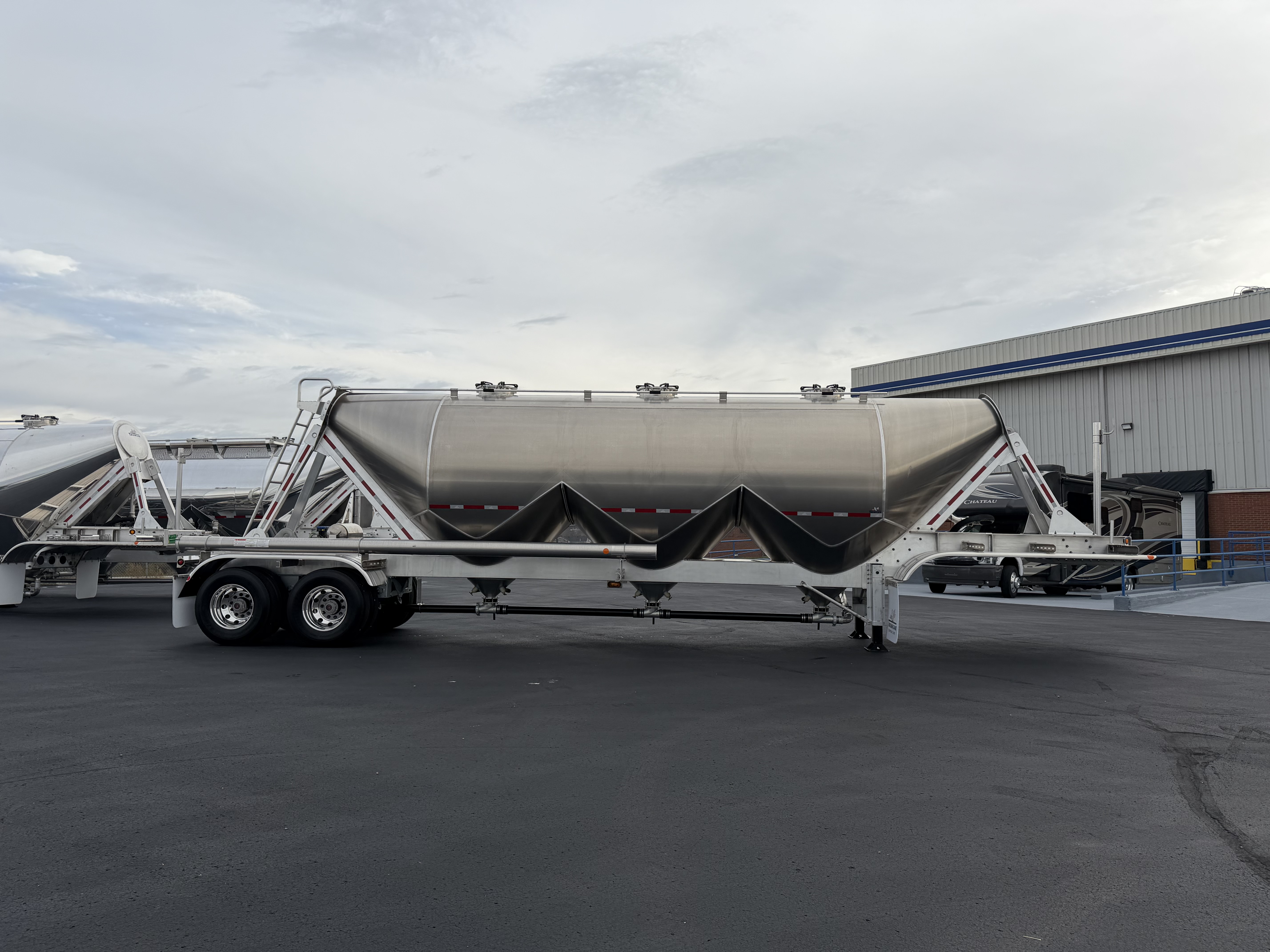 Tremcar 1200 Cube Pneumatic Trailer Photo 1