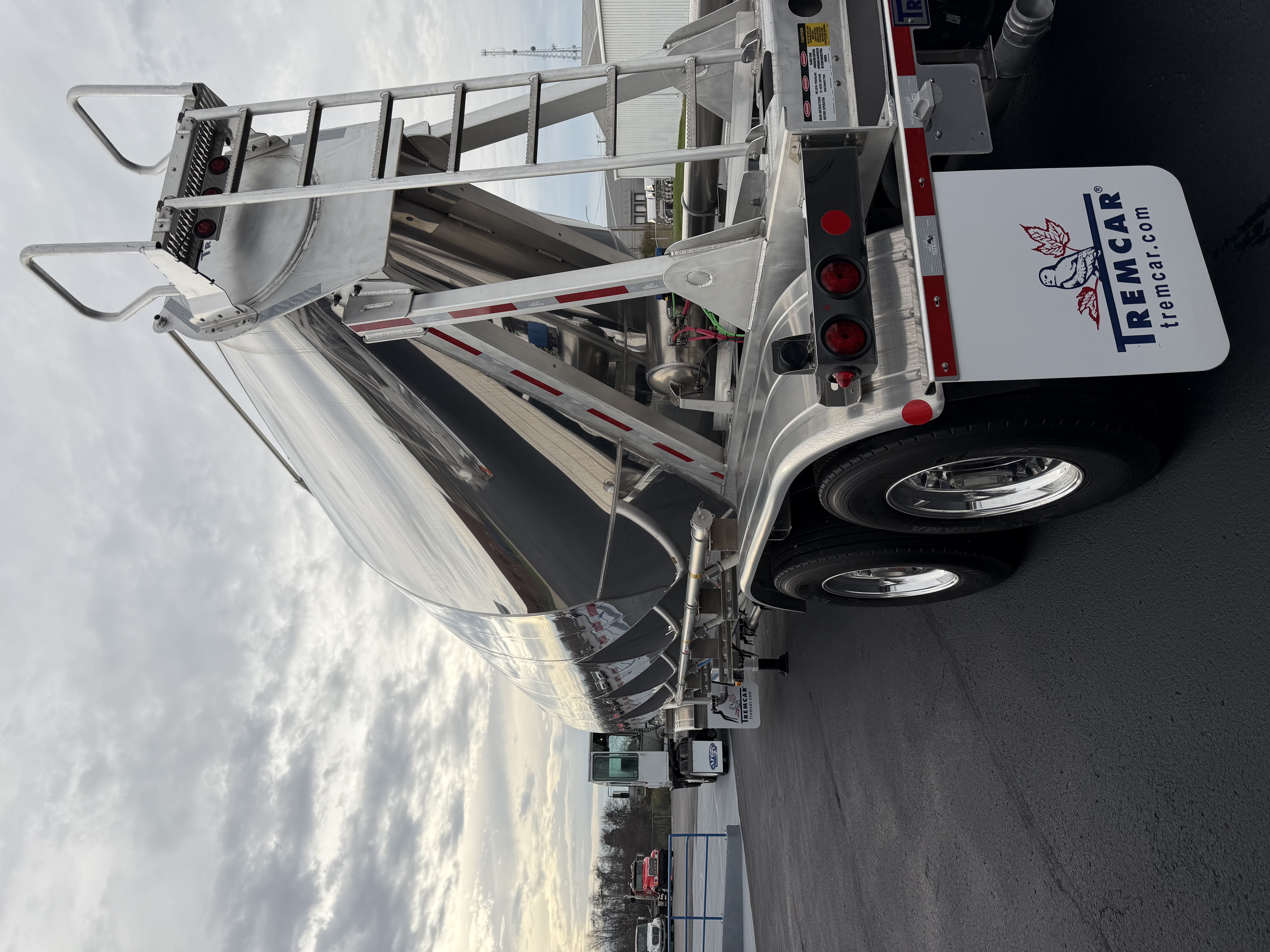 Tremcar 1625 Cube Pneumatic Trailer Photo 4